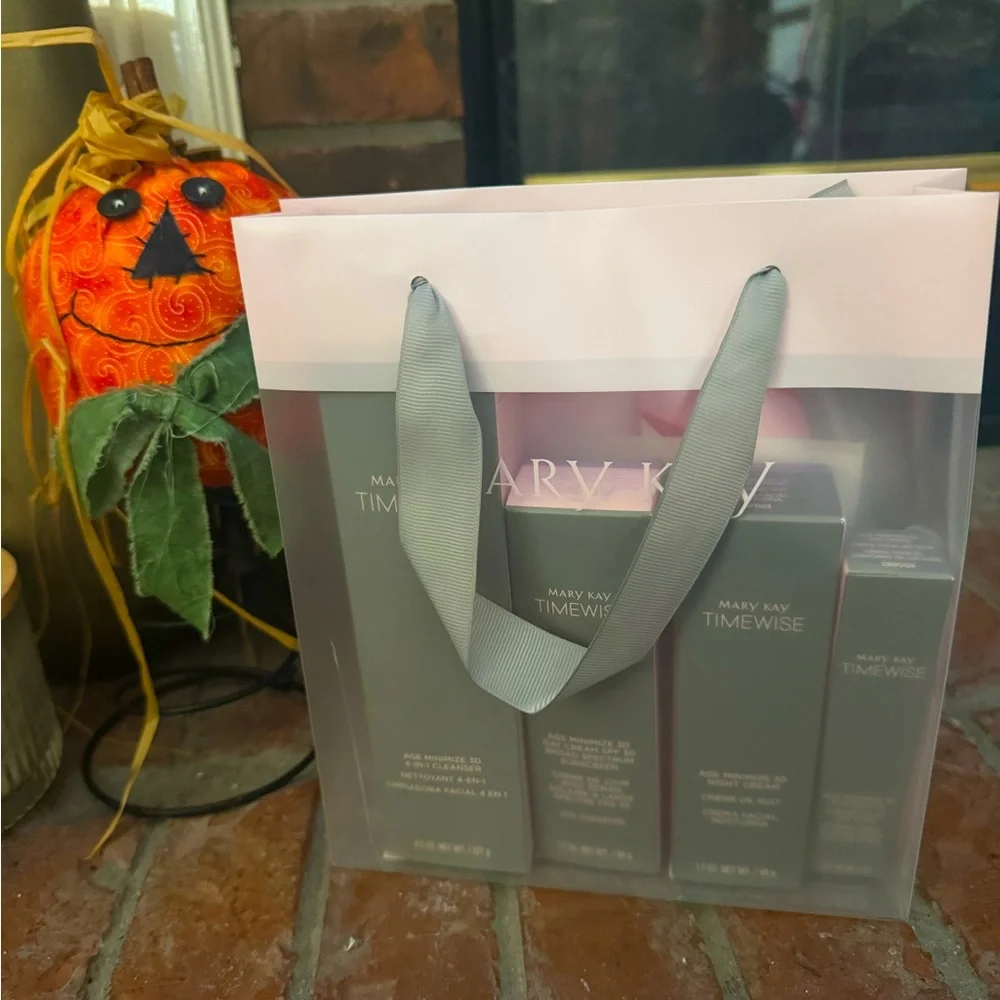 Mary Kay Timewise 3D age minimizing bundle combo to oily. - Picture 1 of 1